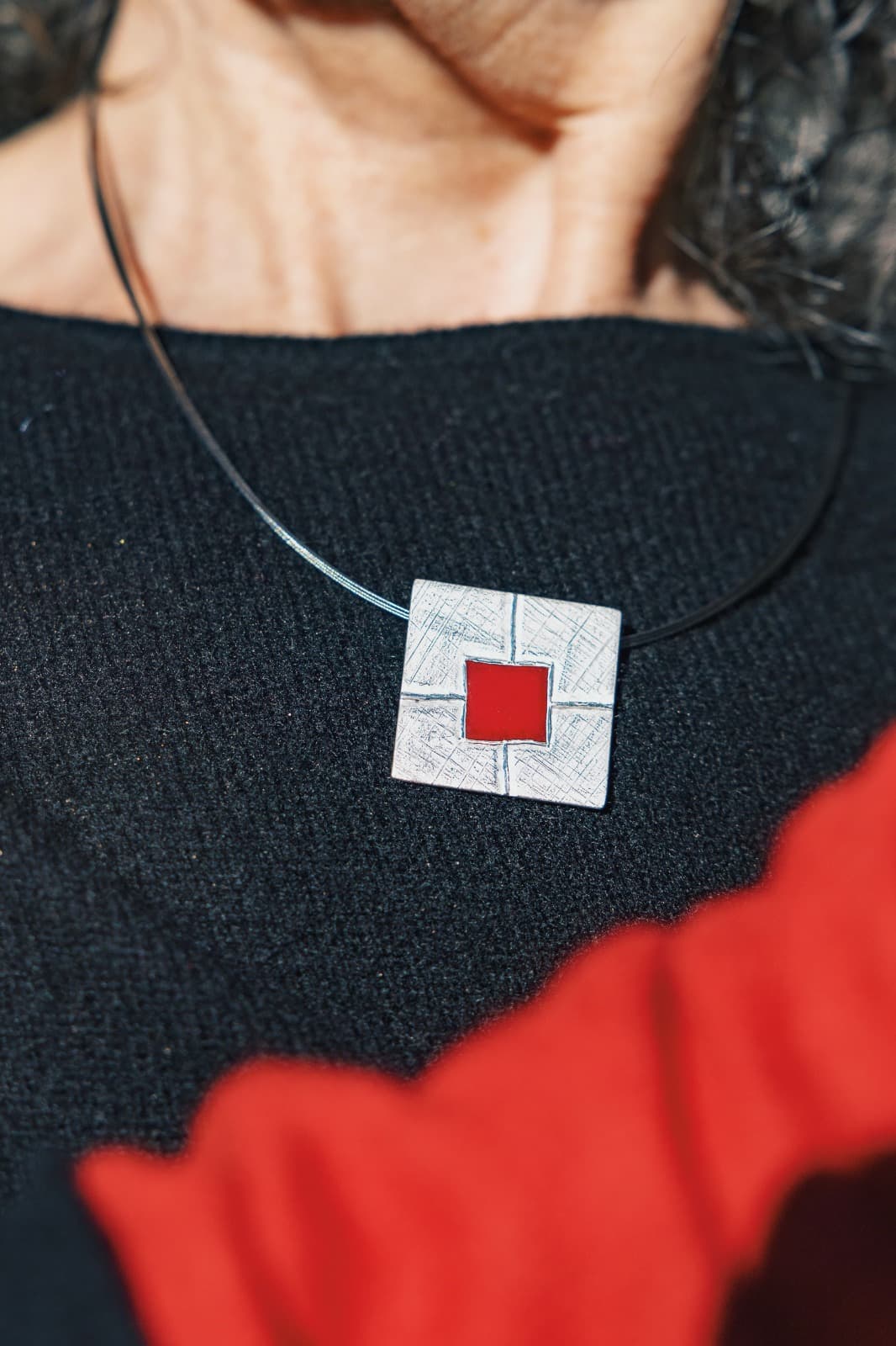 Anhänger Quadrat mit rotem Element