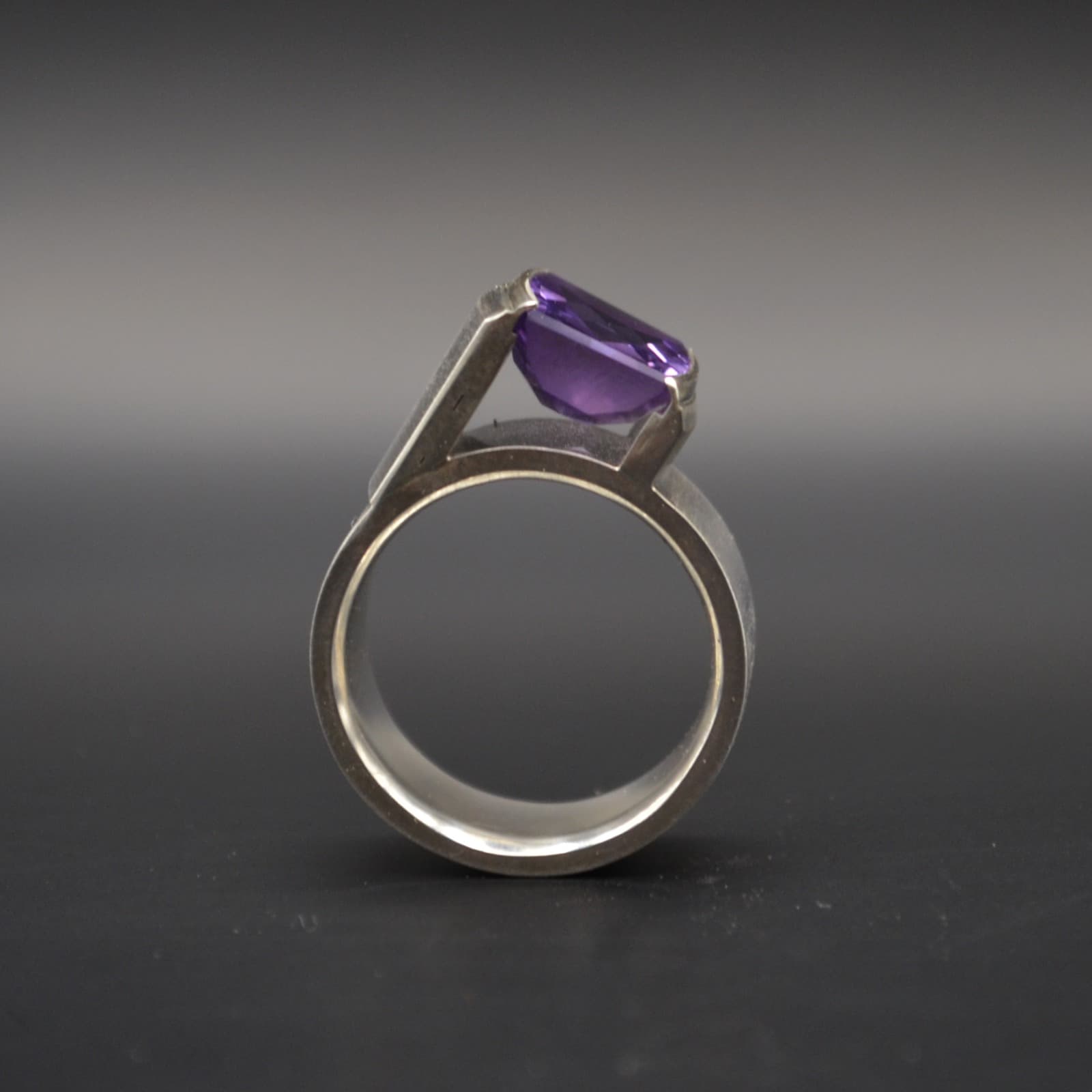 Ring mit Amethyst — Seitenansicht